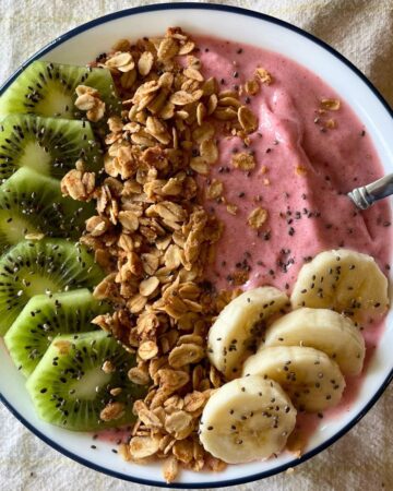 smoothie bowl with toppings